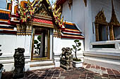 Bangkok Wat Pho, entrance doorways of the double ringed cloister around the ubosot.